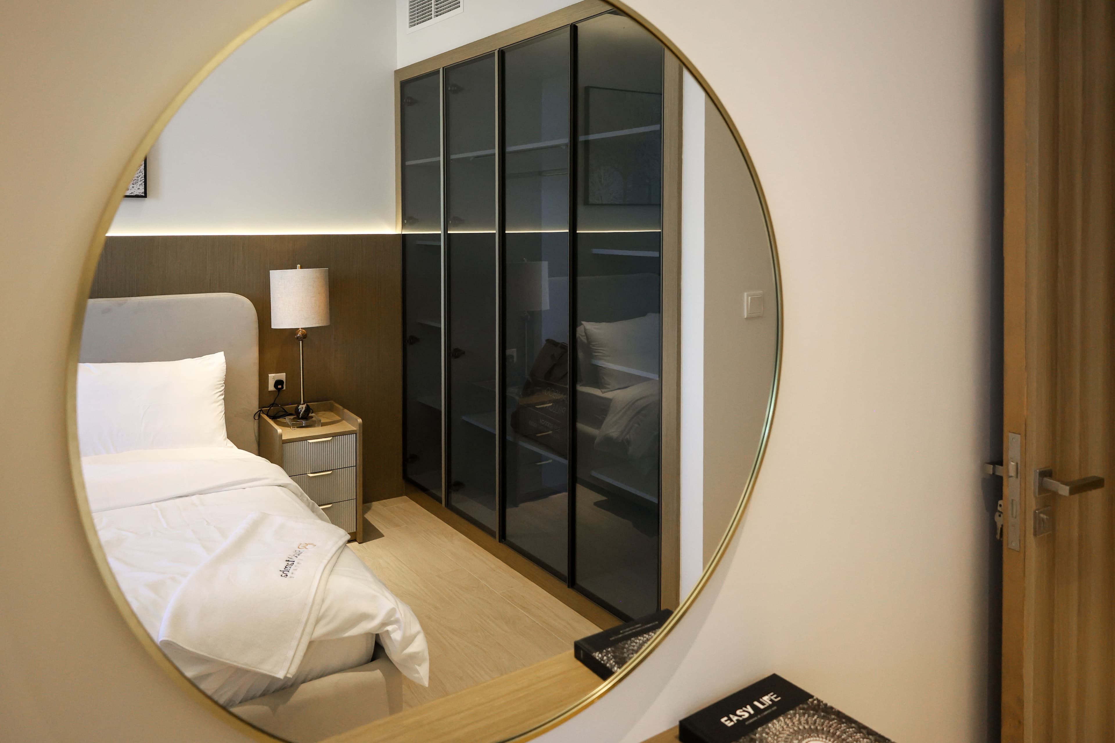 Sobha Hartland - Waves - Thumbnail 7